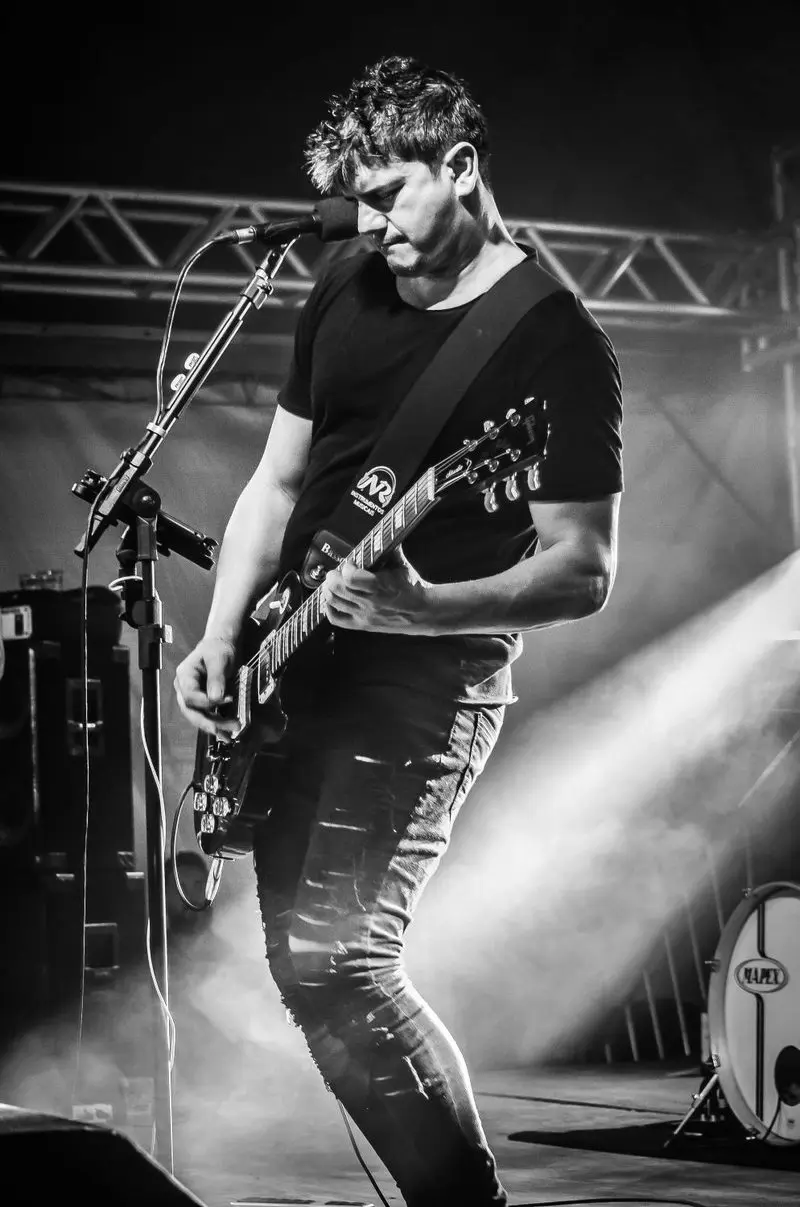 Jaison McFly tocando guitarra